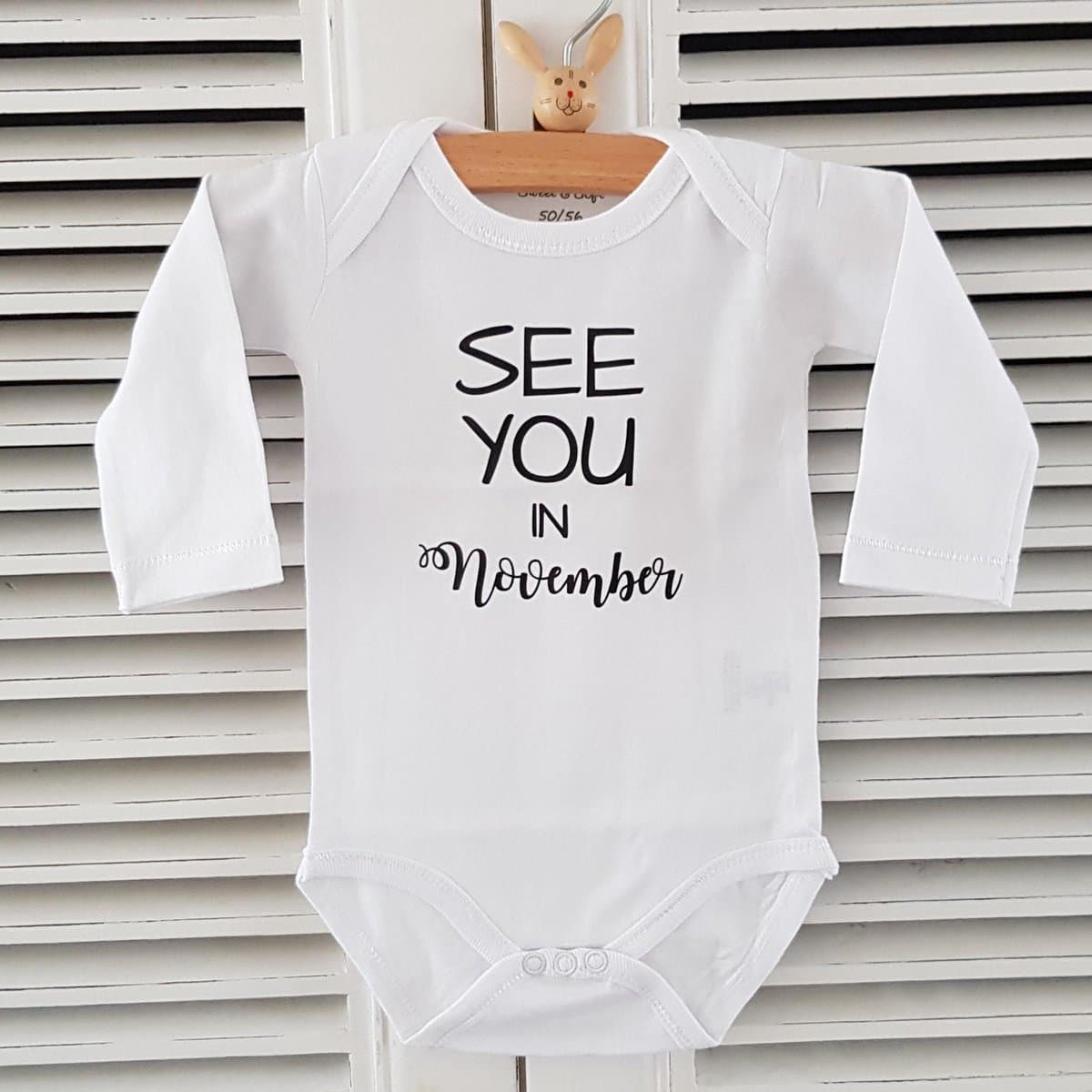 Baby romper met tekst zwangerschap aankondiging Zwangerschapsaankondiging 2026 2025 geboren maand See you in November | Lange mouw | wit | maat 50/56 Cadeau voor de liefste aanstaande oma en opa mama papa oom tante | Bekendmaking zwangerschap (EAN...