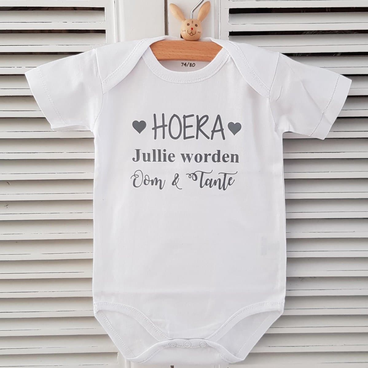 Baby romper met tekst zwangerschap aankondiging hoera jullie worden oom en tante | korte  mouw | wit zwart | maat 50/56 cadeautje zwangerschaps aankondiging hoera jullie worden weer bekendmaking (EAN: 8720039525405): 🎈 Waarom deze romper zo’n hit is