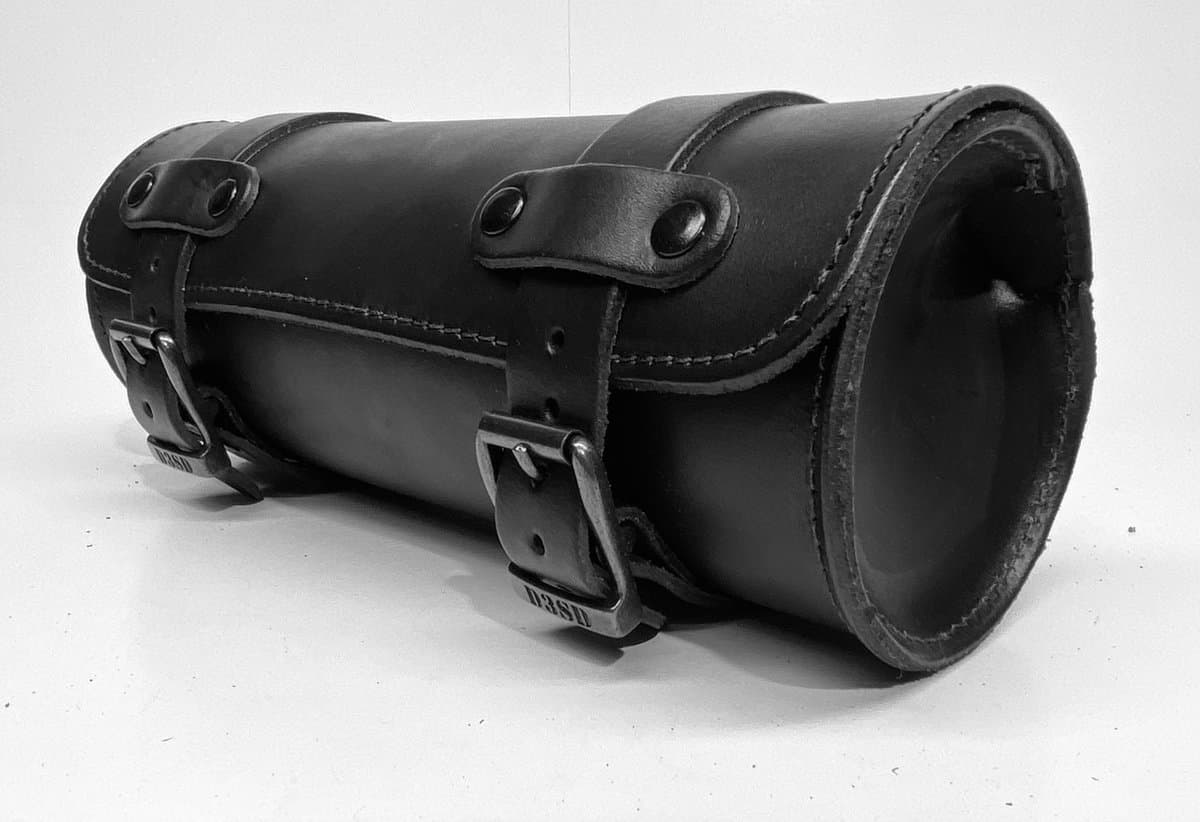 Dries Design D3SD - Roltas - Toolrol - Gereedschaps rol - Tool rol - Harley - Yamaha - Honda - Suzuki - Kawasaki - Leder - Rolletje - Zwart - 26 x 10 cm (EAN: 9503649552295)