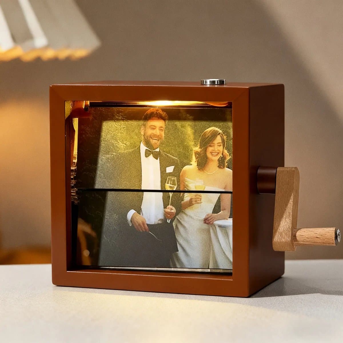 Custom Photo Flipbook – 16 Foto's – Gepersonaliseerd Fotobox met Licht – Houten Handmatige Animatie Cadeau – Bruiloft | Jubileum | Moederdag (EAN: 6154130864835)