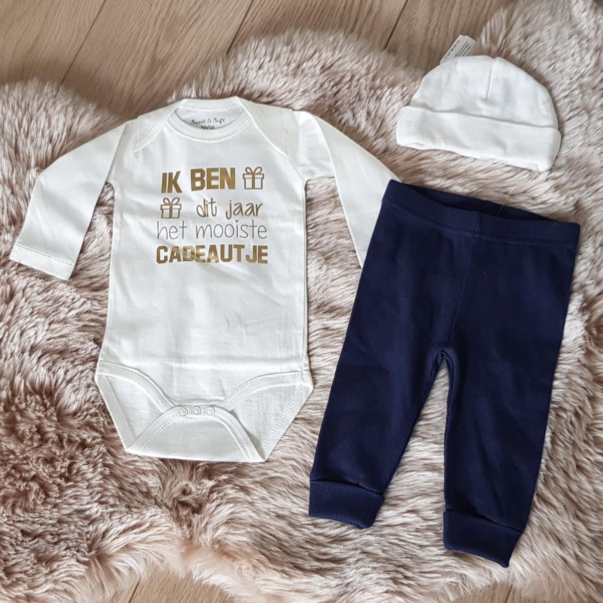 Newborn Baby Kleding Set tekst - Jongens en Meisjes Romper - Kraamcadeau - Babyshower Cadeau - 4-6 Maanden (EAN: 7423331656617): Waarom deze set meteen mijn aandacht trok