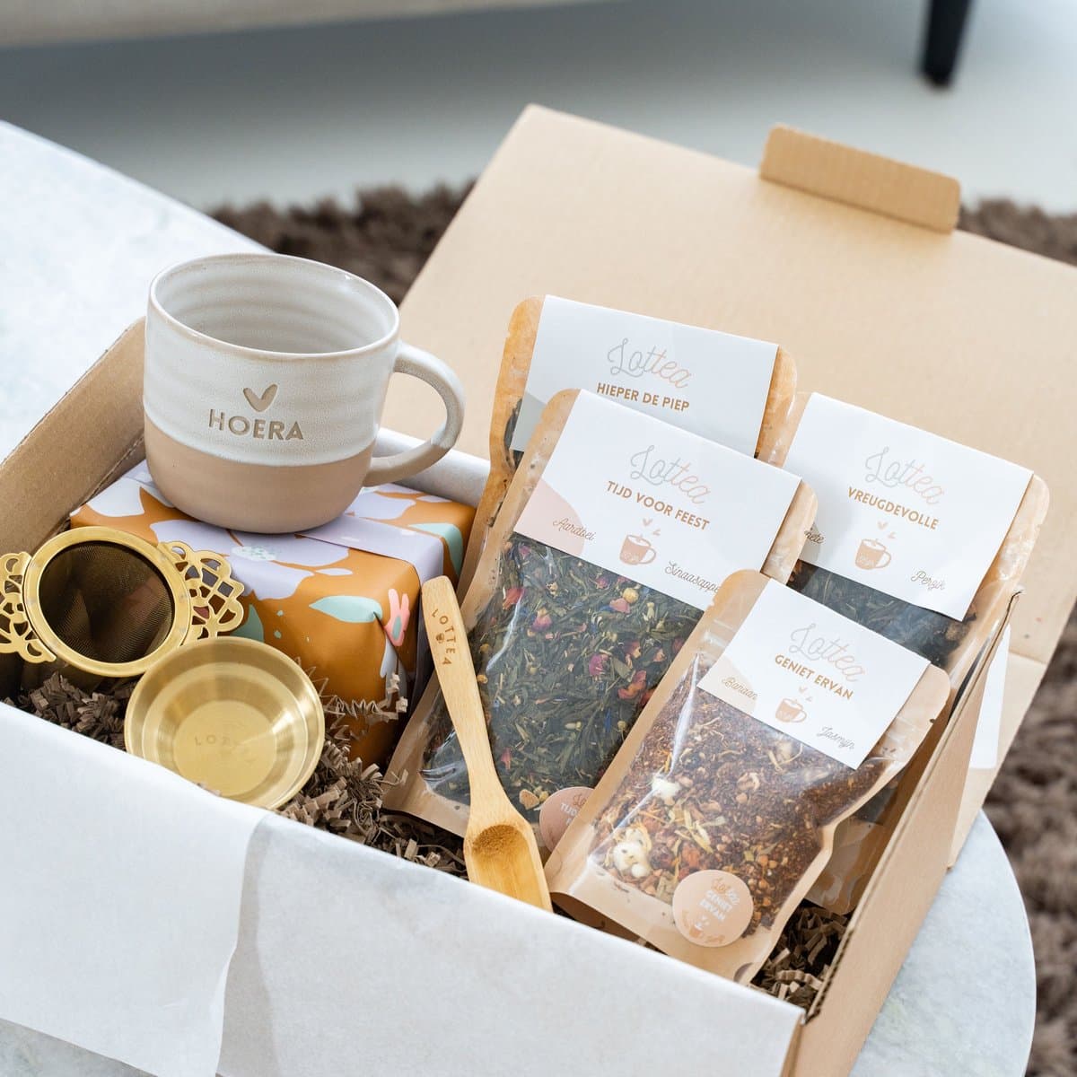 Lottea Giftbox Super Deluxe 'Hiep Hiep Hoera' - cadeau verjaardag vrouw, verjaardag cadeau vriendin, theebox, thee cadeau, theepakket, thee pakket, thee cadeaupakket, verjaardag mama, cadeaupakket (EAN: 8721154531418)