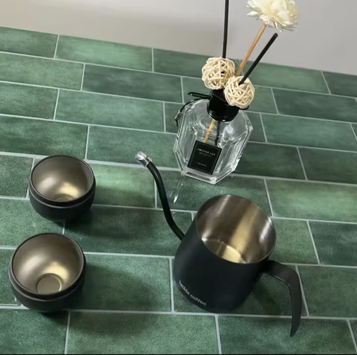 Emerald Tegels Luxe – 3 Tegel Strips – Zelfklevend Behang – Waterbestendige Zelfklevende Tegels voor Muur, Tafel & Vloer- D2.5 (EAN: 8801085206781): Wat zijn de Emerald Tegels Luxe precies