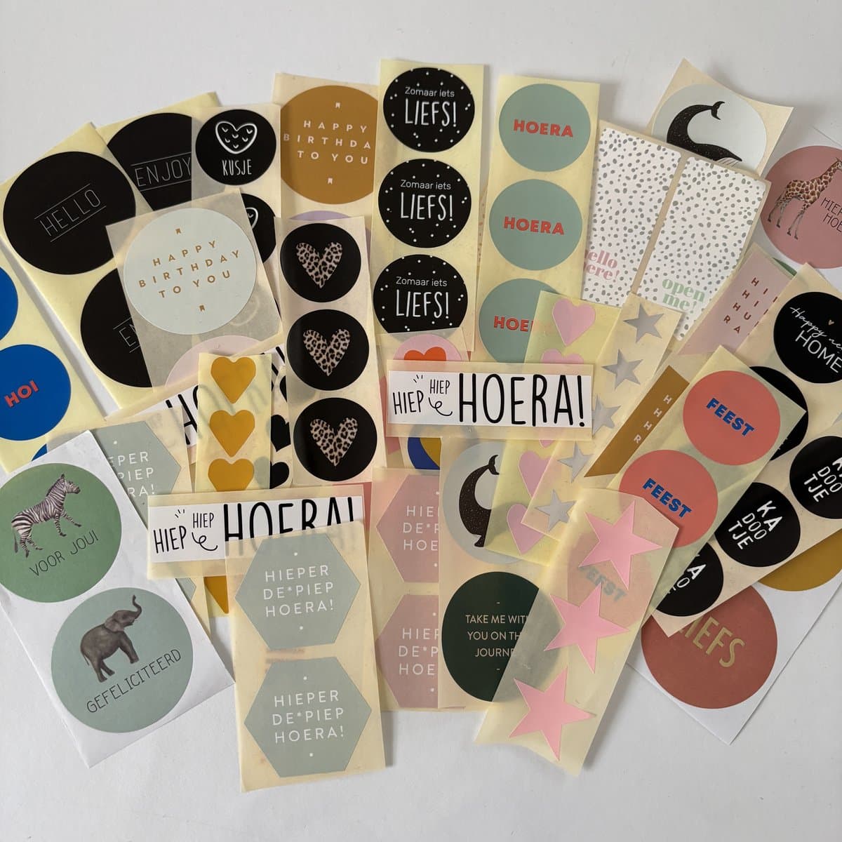 Cadeaustickers / Etiketten/ Sluitzegels 125 stuks diverse designs (EAN: 7428472775364)
