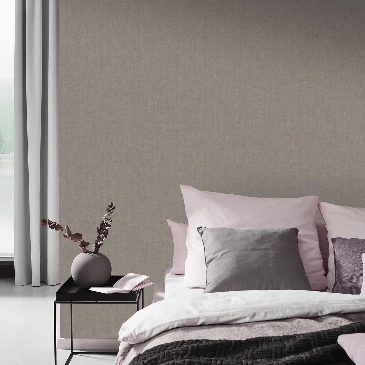 Effen behang taupe, Luxe behang perfect voor slaapkamer, woonkamer, keuken en hal 10215-37, Vlies behang met linnen patroon 1021537, BRICOFLOR.nl (EAN: 4002790211709): Waarom taupe de "unseen hero" van je interieur is