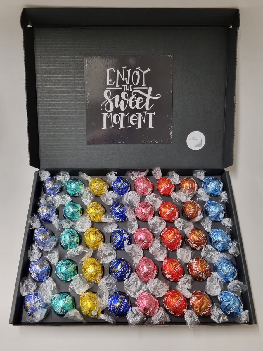 Lindt Chocolade Ballen Proeverij Pakket – 8 Verschillende Smaken | 40 Luxe Chocoladebollen in Cadeaubox met wenskaart 'Enjoy the sweet moment' | Brievenbus Cadeau voor Chocoladeliefhebbers | Kadobox | Chocoladecadeau (EAN: 8720707885077)