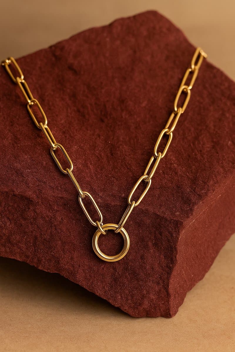 Lundholm Ketting Dames Goudkleurig - Premium Stainless Steel - Schakel Ketting Goud - Paperclip Schakelketting 50 + 5 cm met Rond Bedelring voor Hanger Goud Verguld - Elegant & Tijdloos - Elva Serie - Luxe Geschenkverpakking (EAN: 8721001443321)