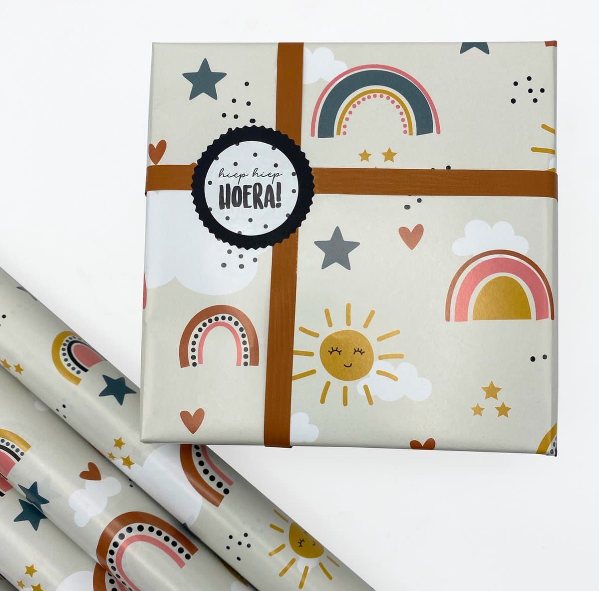 Hippekaartjeswinkel - Inpakpapier Regenboog - 2 rollen 70CM - Cadeaupapier - Baby - Kind - Inpakken - Jongen - Meisje (EAN: 8720254973623)