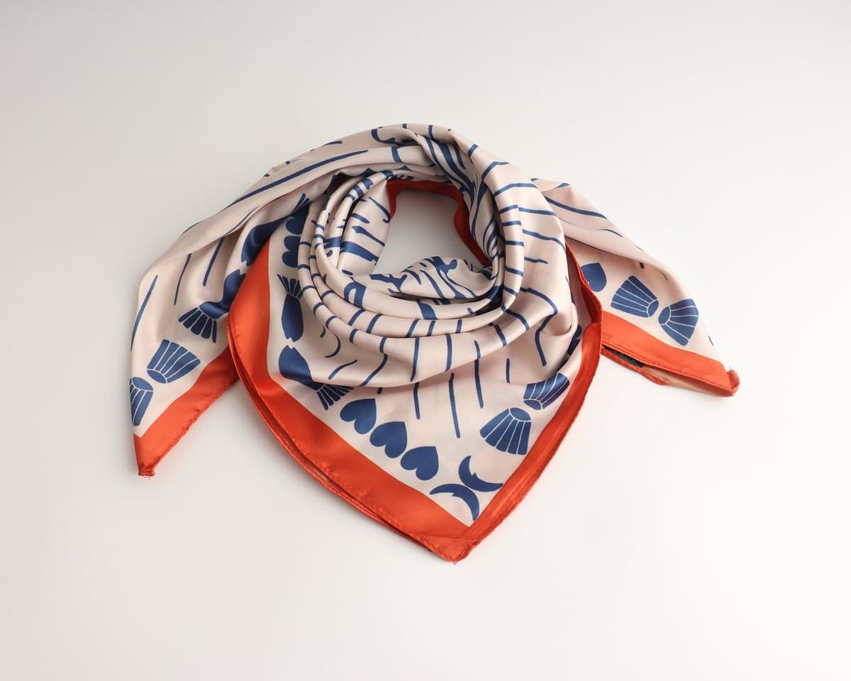 Shell bandana- Dames sjaal- Vierkant- Halsdoek- Sjaaltje- Imitatie zijde- 70x70cm- Schelp- Blauw oranje (EAN: 8719425506432): **Wat is de Shell bandana**