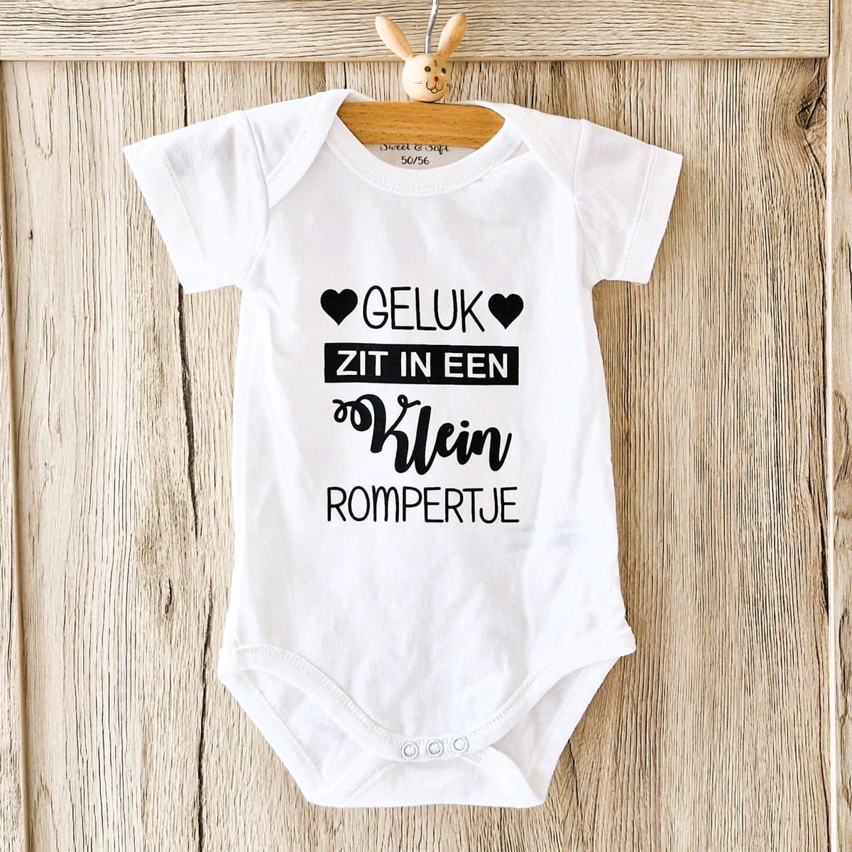 Baby Rompertje met tekst cadeau liefste mama papa geluk is soms heel klein rompertje 2025 2026 | korte mouw | wit | maat 50/56 Geboorte aankondiging bekendmaking zwangerschap aanstaande Kraamcadeau opa oam oom tante zijn (EAN: 7445935176162)