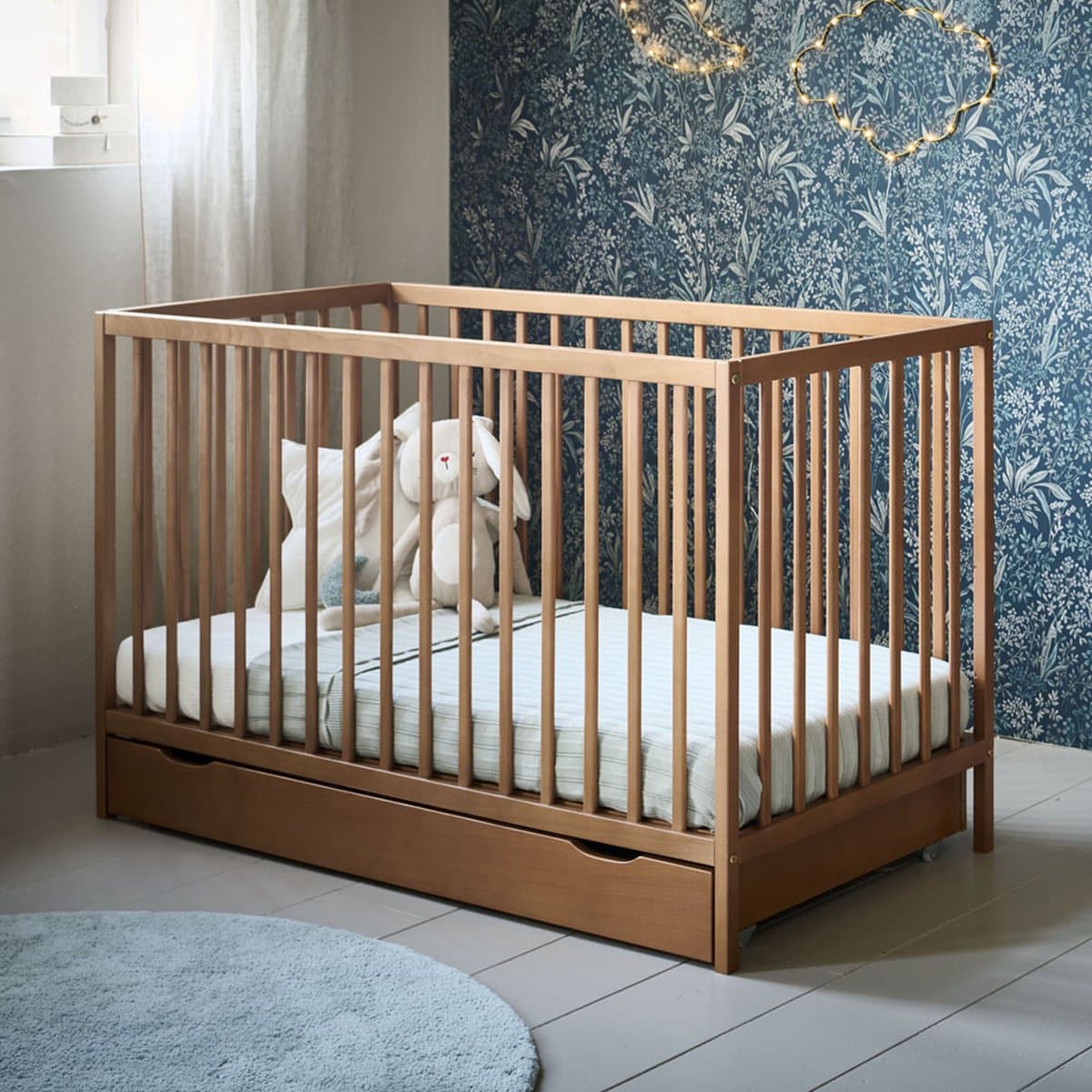Petite Amélie ® Ledikant - 60 x 120 cm - Lattenbodem instelbaar in 3 hoogtes - Geschikt tot ongeveer 2 jaar - Stevig Bed dankzij Massief Hout & Sterk Plaatmateriaal - Walnoot (EAN: 8720828245590)