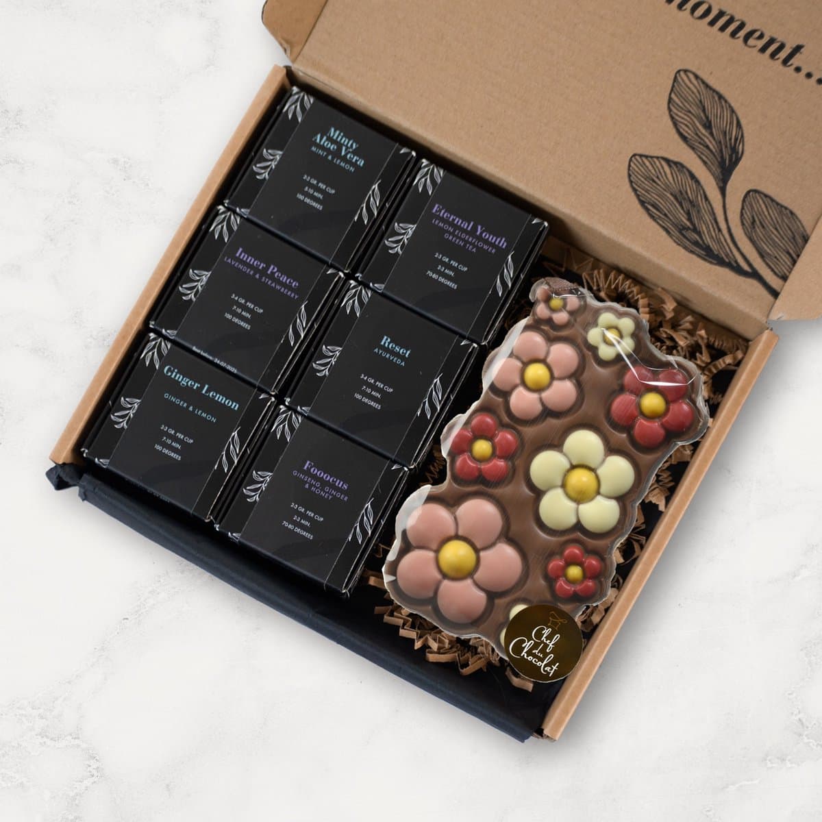 My-Moments.nl - Zen Tea & Choco Bloemen Cadeaubox - Brievenbus cadeau - Losse thee - 6 smaken verse thee - 1 Chocolade reep (EAN: 8720387130078): **Wat zit er eigenlijk in die leuke doos**