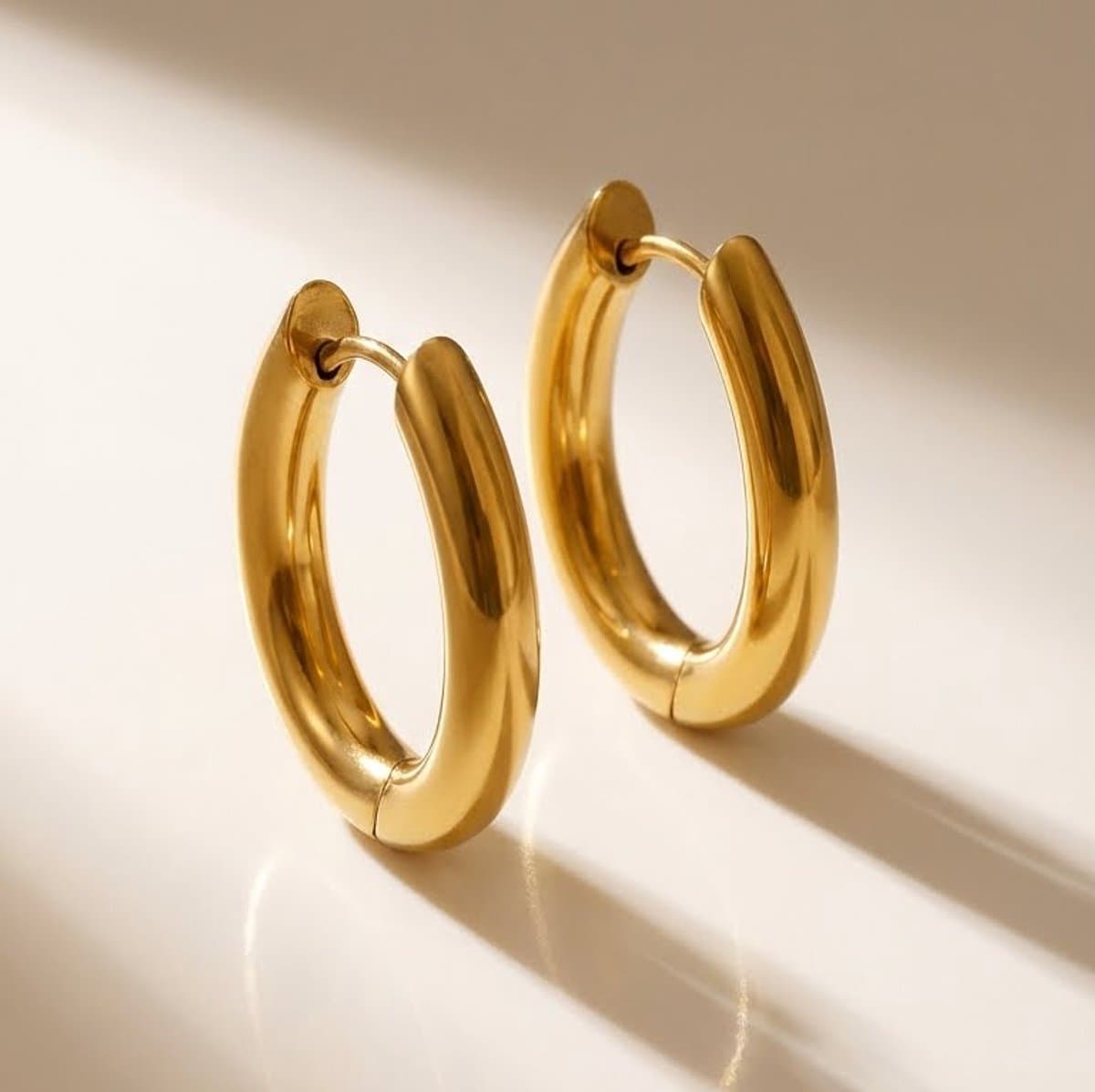 Lundholm Luxe Oorbellen Dames Goudkleurig – Premium Stainless Steel Jewellery Oorringen Gold Plated – my Sifra Sieraad Cadeau Vrouw - My Geometrisch Design Hoops Creole (2.3 cm) – Elegant & Luxe – Moederdag Cadeautjes - Waterproof & Hypoallergeen ...