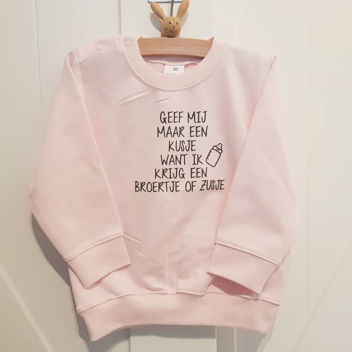 Shirt trui sweater tekst voor kind baby Aankondiging zwangerschap kusje broertje zusje Ik word grote zus roze | maat 104 zwanger geboorte cadeau zwangerschap aankondiging bekendmaking Baby big sis sister (EAN: 7423331710777)