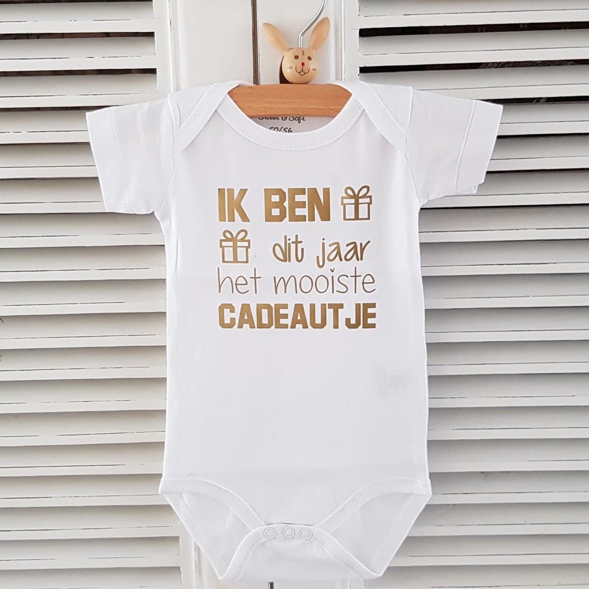 Baby Rompertje met tekst cadeau liefste mama papa Ik ben dit jaar het mooiste cadeautje 2025 2026 | korte mouw | wit goud | maat 50/56 Geboorte aankondiging bekendmaking zwangerschap aanstaande Kraamcadeau jongen meisje eerste Moederdag vaderdag (...