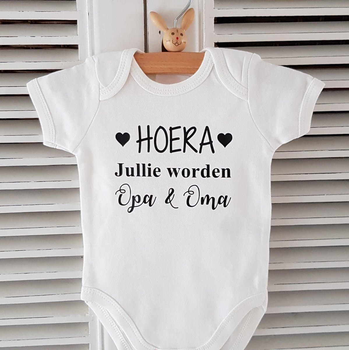 Baby Rompertje met Tekst HOERA! Jullie worden opa en oma | Korte Mouw | Cadeau voor Zwangerschap | Bekendmaking | Aankondiging | Aanstaande (EAN: 7445934896894)