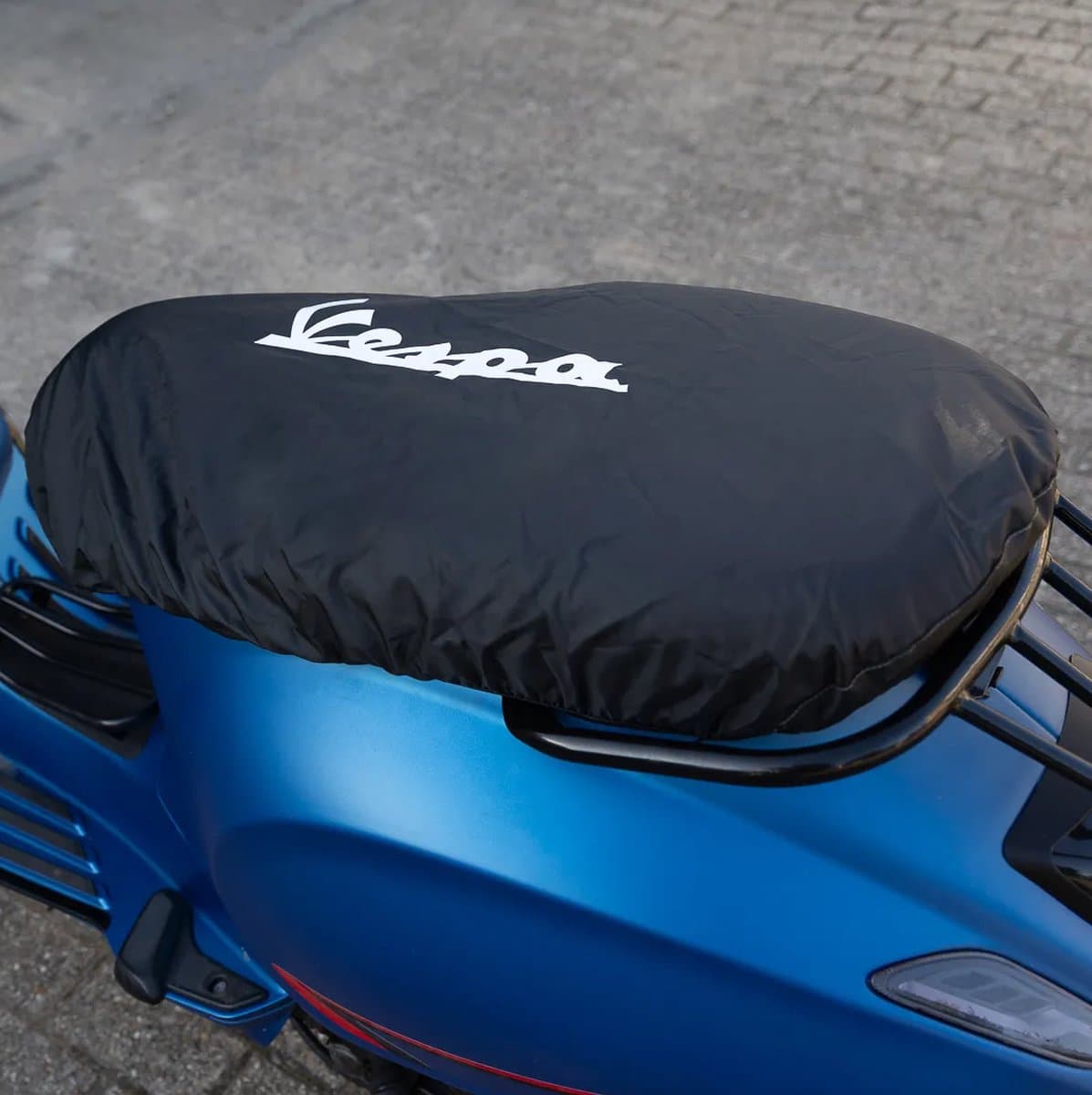Zadelhoes met Vespa Logo - Moterscooter - Vespa (Universeel)- Regenhoes - Zadelhoes - Anti-regen - Waterdicht - Brommer - Scooter - Motor - Waterafstotend - Vespa Logo (EAN: 6090927043017)