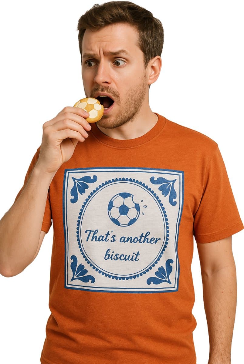 JAP Oranje Koningsdag - WK voetbal 2025 heren shirt (Maat M) - Regular fit - Oranje kleding - "That's another biscuit" - 100% Katoen t-shirt (EAN: 8720929478637)