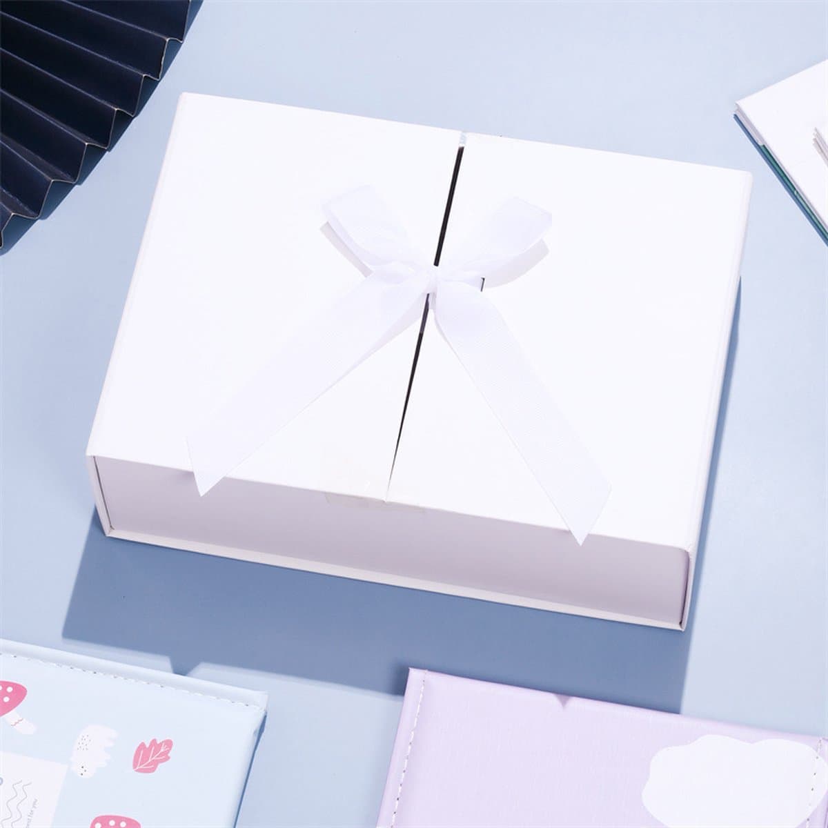 Cadeaudoos + Tasje - 29*19*8 cm - Geschenkdoos met Magneet - Giftbox - WIT - TWEE DEKSELMODEL - Gelamineerd Karton - met Lint - Vouwdoos - Verpakking (EAN: 9509795344722): Waarom deze doos mijn nieuwe “go‑to” is