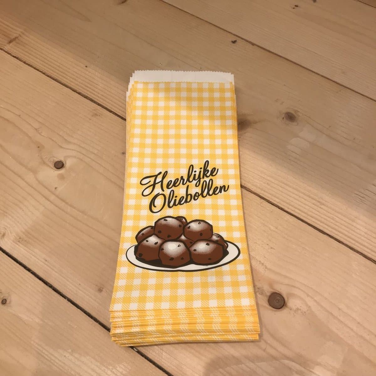 Oliebollenzakken "Heerlijke Oliebollen" Ersatz Papier 250gr 50 stuks, zakken voor ca 3 a 5 oliebollen. (EAN: 6097153710775)