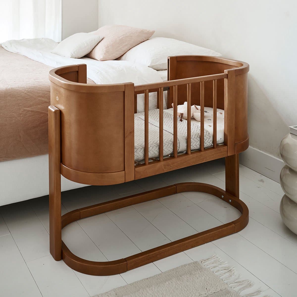 Petite Amélie 2-IN-1 Co Sleeper- Aanschrijfbedje - Cocoon - Walnoot (EAN: 8720986428576): **Wat is de Petite Amélie 2-IN-1 eigenlijk**
