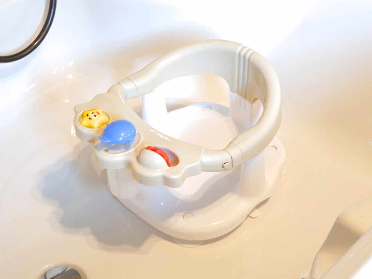 Bo Jungle - Badzitje baby - Met 4 zuignappen - Badring - Grote opening - 3 speeltjes - Hoge rugsteun - Vanaf 6 maanden - Bath Seat Beige/ Wit (EAN: 5407010494457)