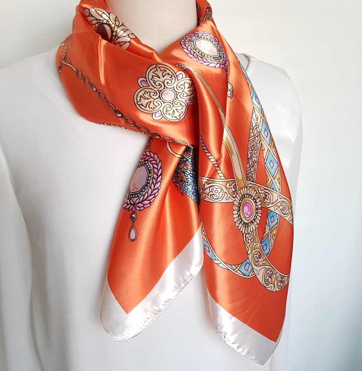 Dames sjaal satijn Oranje print -Youhomy accessoires Silk feeling sjaal 90x90 CM - Dunne vierkant satijn sjaal - zijden sjaal- Luxe shawl-Omslagsjaal- Moederdag cadeau-Valentijnsdag cadeau (EAN: 8720986145572): De eerste indruk een beetje *wow* in...