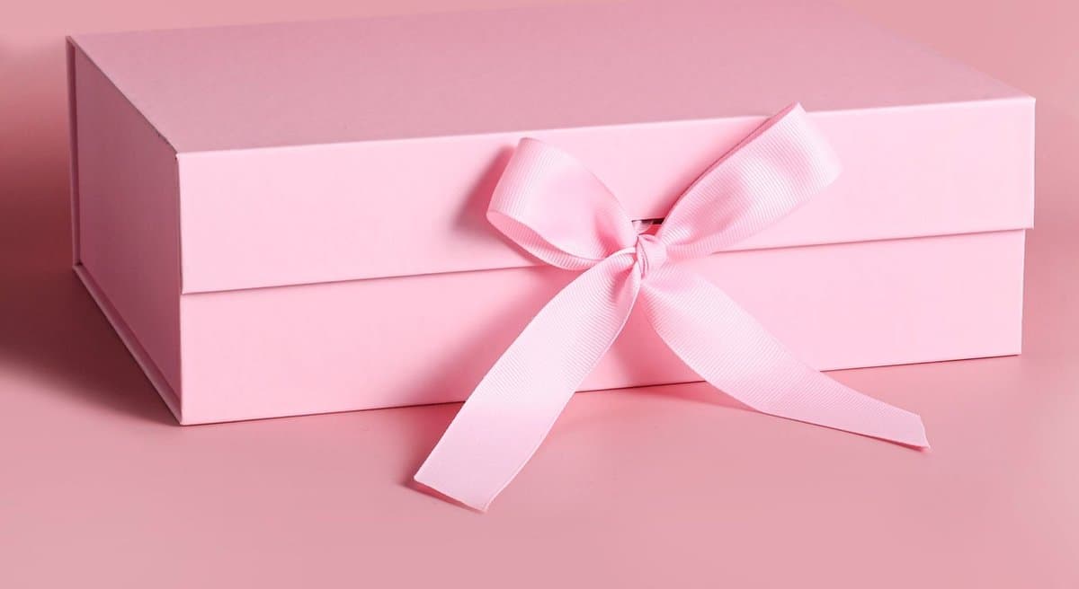 Cadeaudoos + Tajse - 26*19*8 cm - Geschenkdoos met Magneet - Giftbox - ROZE - Gelamineerd Karton - met Lint - Vouwdoos - Verpakking (EAN: 9509795344722)