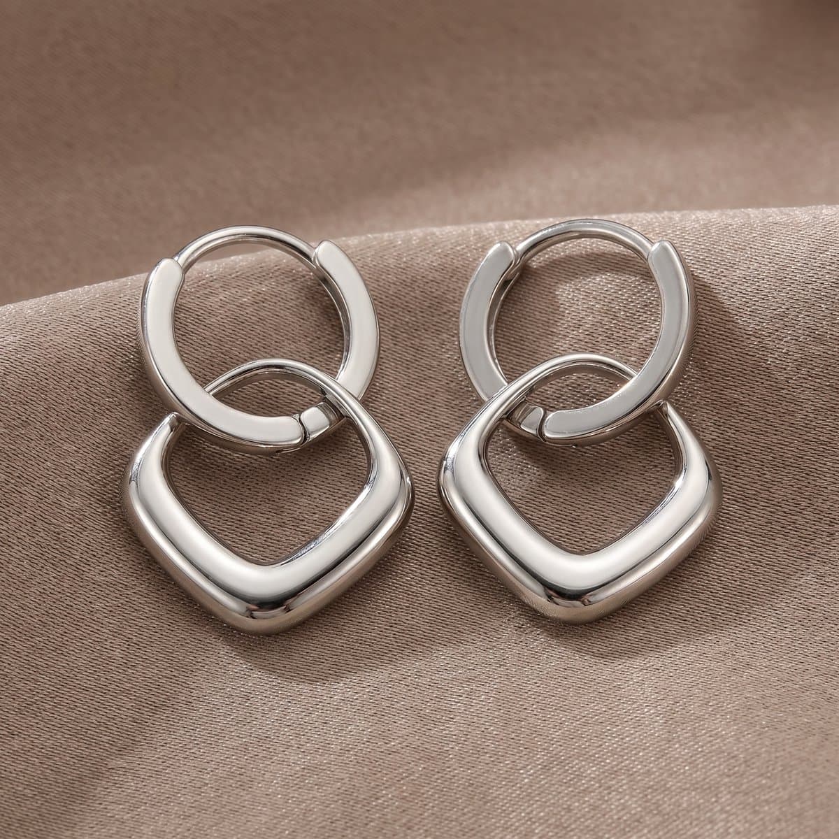 Lundholm Oorbellen Premium Stainless Steel luxe Oorbellen Zilverkleurig - Julia Serie - oorbellen dames zilver hangers - verjaardag cadeau cadeautje vrouw Moederdag Cadeautjes Cadeau voor mama - Scandinavian Design - Zilveren Oorbellen (EAN: 87210...