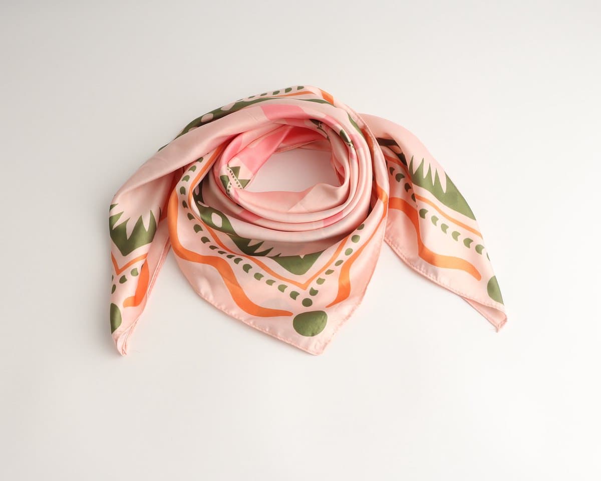 Sun Bandana Dames – June 70x70 cm – Zonprint Roze/Kaki/Oranje – Imitatie Satijn Sjaaltje (EAN: 8719425506425)