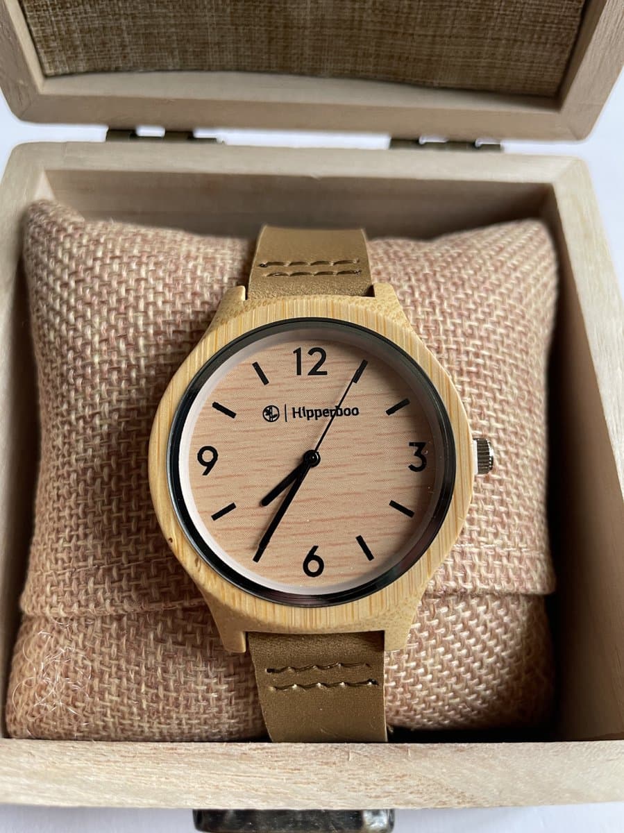 Hipperboo® Bamboe Horloge - Dames - Polshorloge - Lichtbruin Eco-Leer - Dameshorloge - Met Opbergbox - Met Extra Bandje (EAN: 8720618371065): 🌱 Waarom bamboe in een horloge Een duurzame keuze met stijl