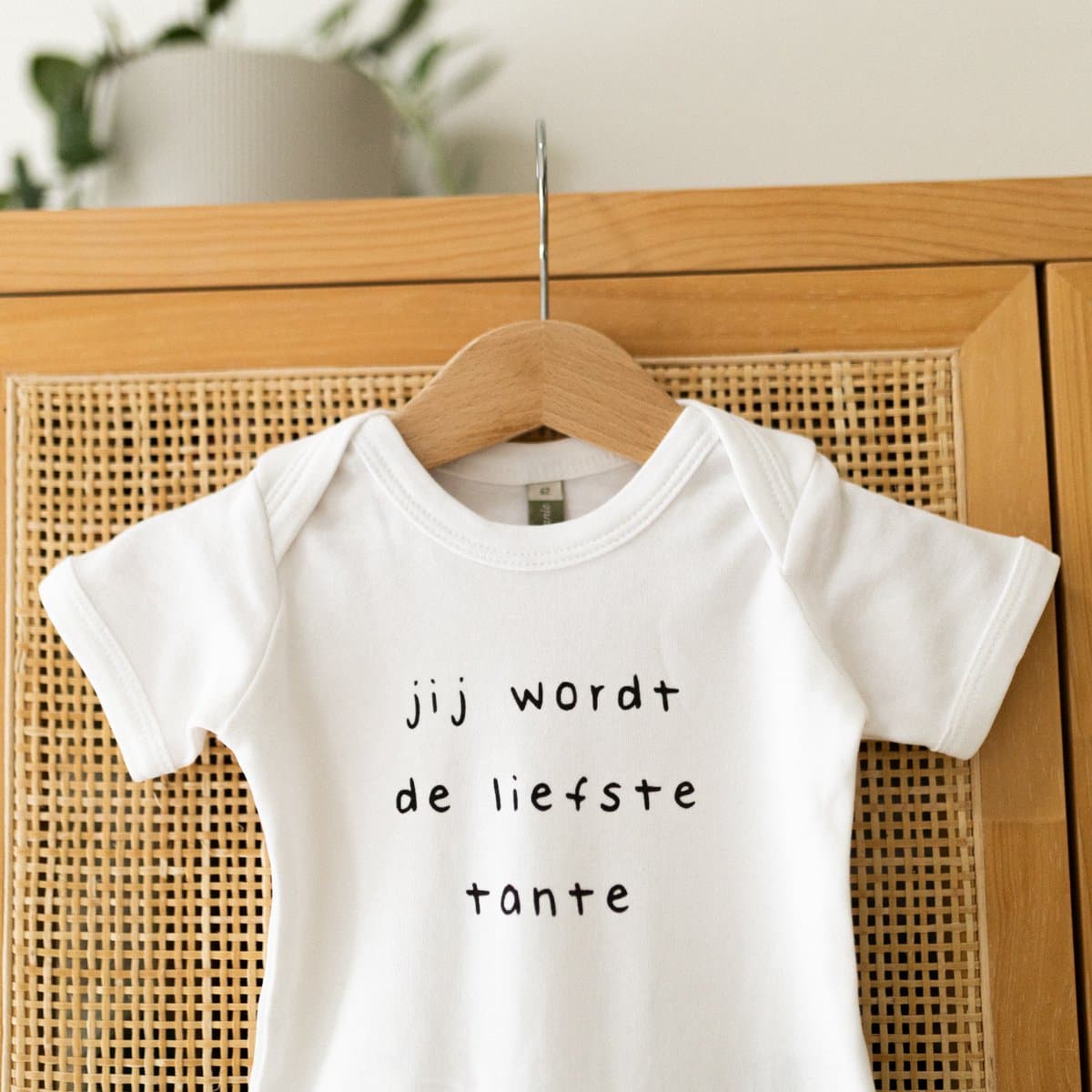 Baby rompertje met tekst - Jij wordt de liefste tante - Maat 50-56 - Aankondiging zwangerschap - Cadeau - Zwangerschap aankondiging - aankondiging baby - pregnancy announcement (EAN: 8721001860685)