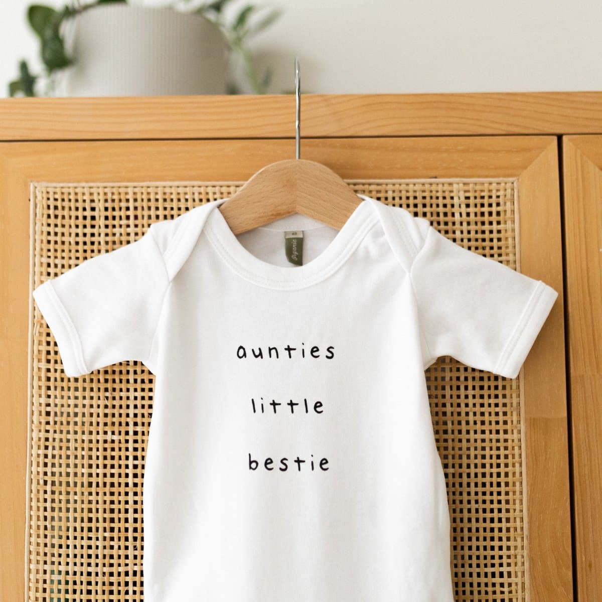 Baby rompertje met tekst - Auntie’s little bestie - Maat 50-56 - Aankondiging zwangerschap - Cadeau - Zwangerschap aankondiging - aankondiging baby - pregnancy announcement (EAN: 8721001860715): 🧸 Wat maakt dit rompertje bijzonder