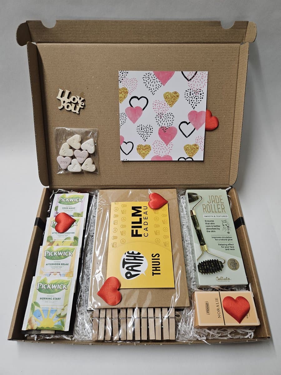 Verrassing Box voor vrouwen - goed gevuld met allerlei nuttige, lekkere en aangename artikelen - met wenskaart 'Love - Hartjes' | Verjaardag | Moederdag | Kerst | Sinterklaas (EAN: 8720707885275)