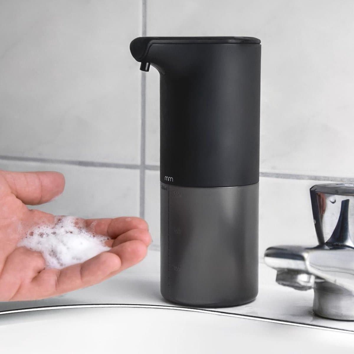 MikaMax Automatische Zeepdispenser - Zeeppompje - Oplaadbaar - Foam Technologie - Infrarood Sensor - Mat Zwart - 350ml (EAN: 8719481355982): Een eyecatcher voor je aanrecht